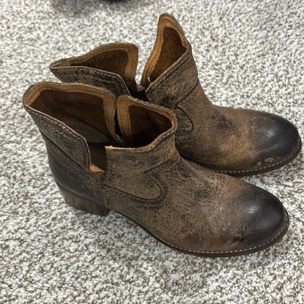 Womens good condition booties Diba True 8.5